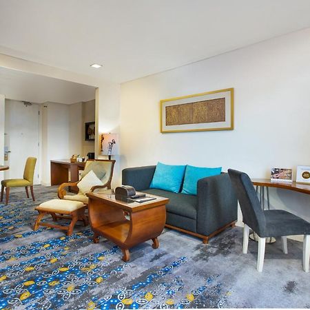 Jambuluwuk Malioboro Hotel Jogjakarta Buitenkant foto A living room in a typical apartment