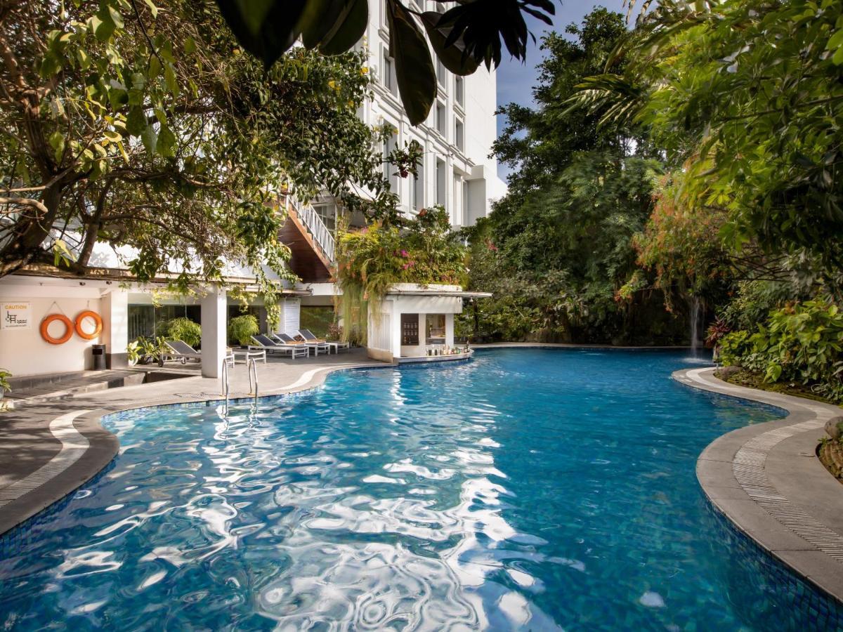 Jambuluwuk Malioboro Hotel Jogjakarta Buitenkant foto The pool at the hotel