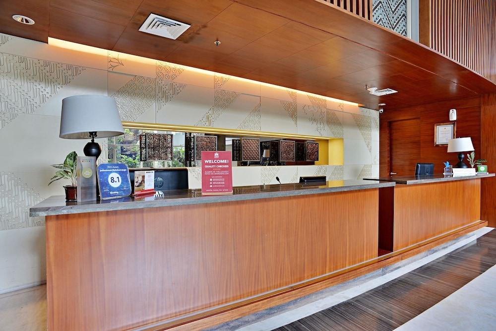 Jambuluwuk Malioboro Hotel Jogjakarta Buitenkant foto The reception desk at the hotel