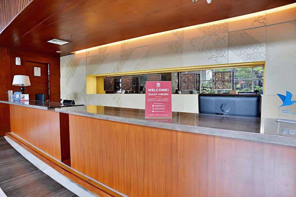 Jambuluwuk Malioboro Hotel Jogjakarta Buitenkant foto The reception desk at the main entrance