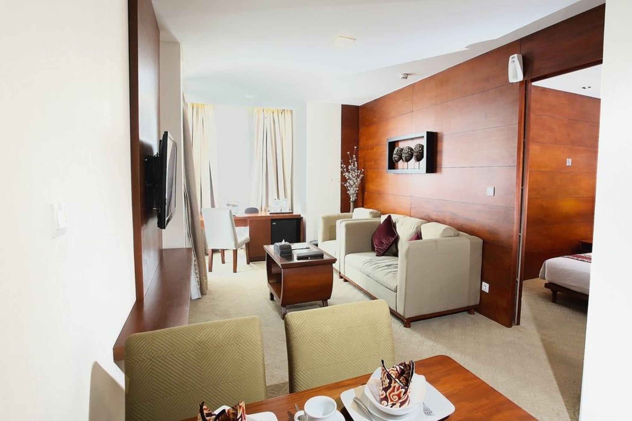 Jambuluwuk Malioboro Hotel Jogjakarta Buitenkant foto Suite