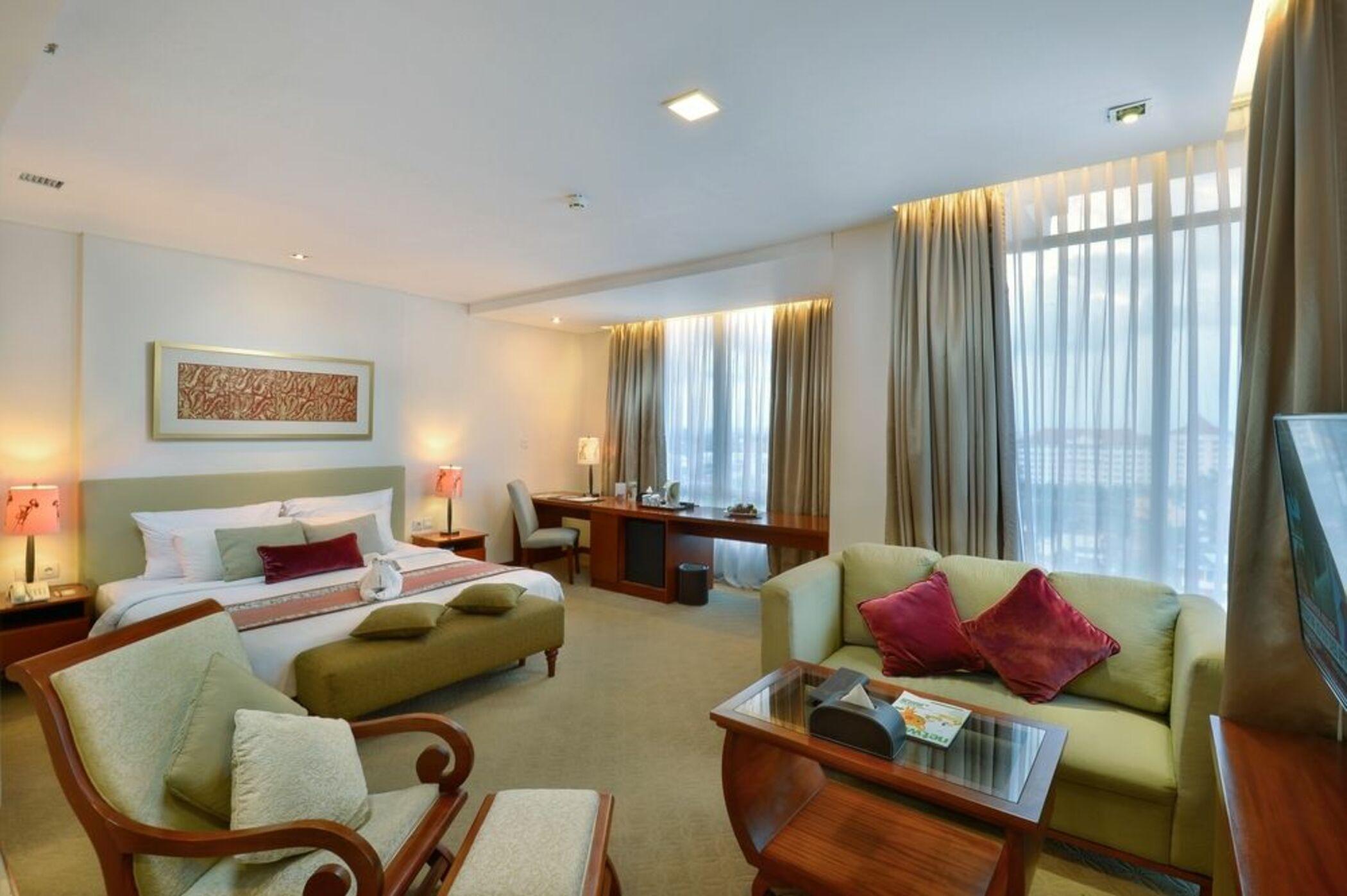Jambuluwuk Malioboro Hotel Jogjakarta Buitenkant foto A suite at the hotel