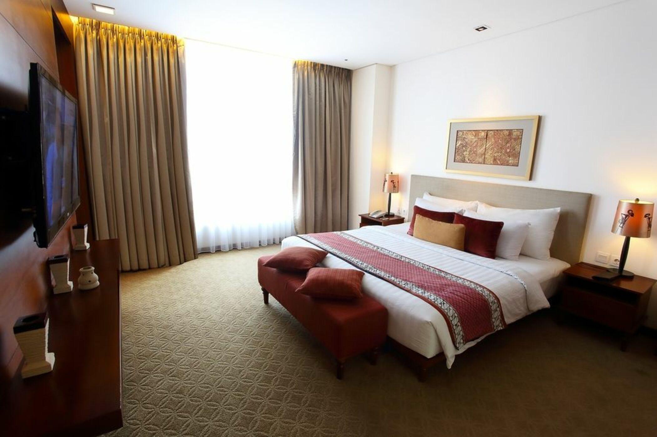 Jambuluwuk Malioboro Hotel Jogjakarta Buitenkant foto A bedroom at the hotel