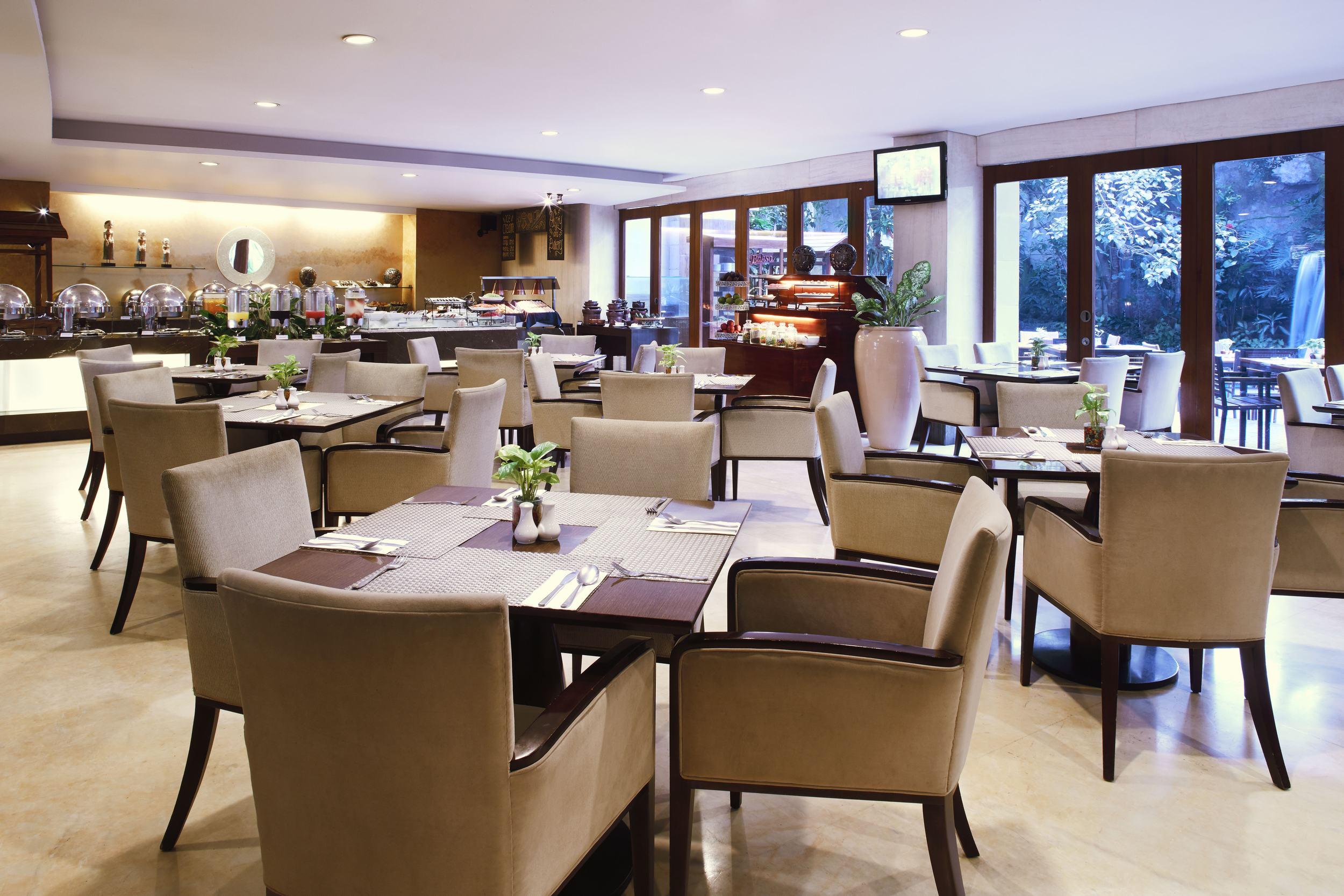 Jambuluwuk Malioboro Hotel Jogjakarta Buitenkant foto The Club Lounge at the Royal Garden Grove