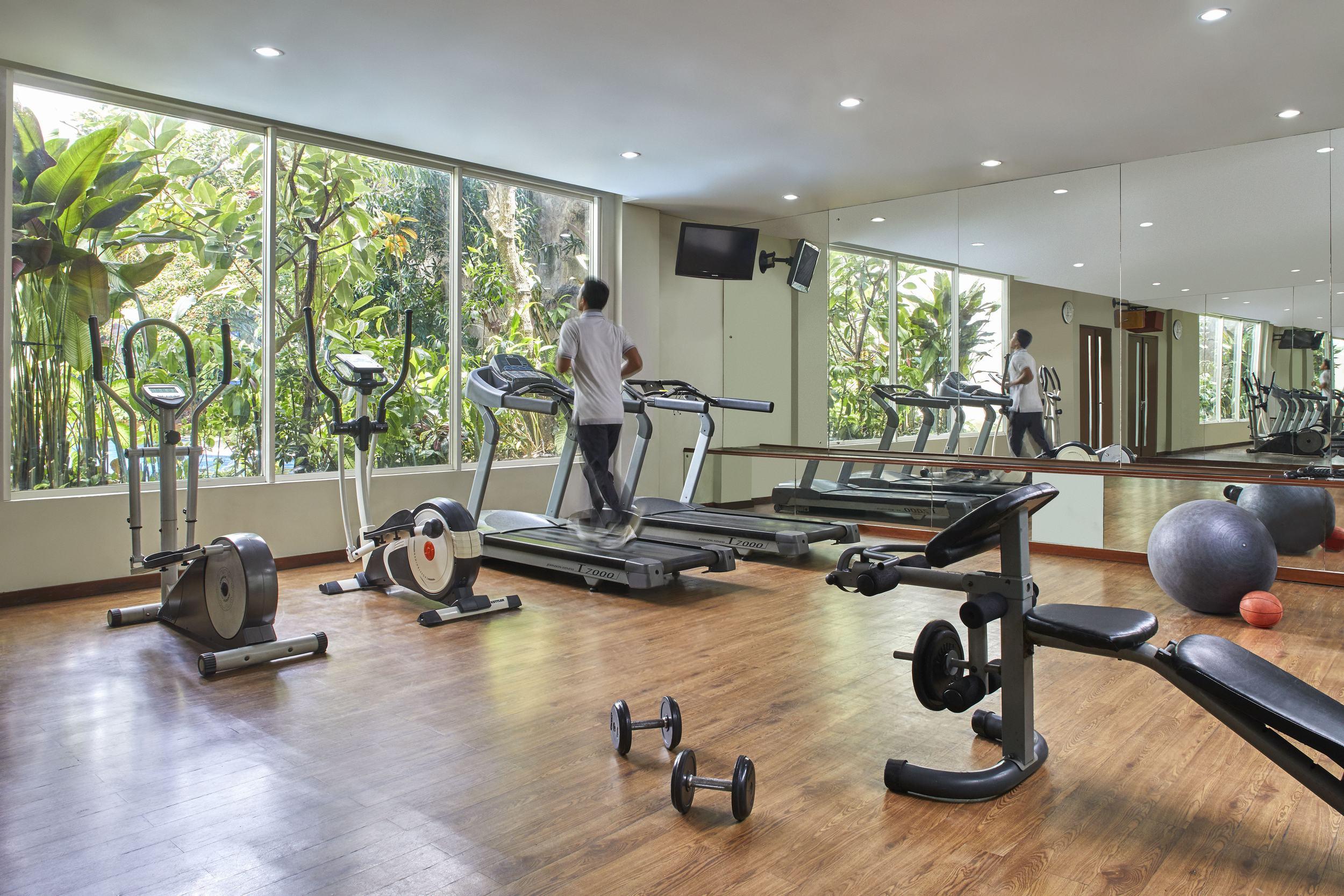 Jambuluwuk Malioboro Hotel Jogjakarta Buitenkant foto The gym at the hotel