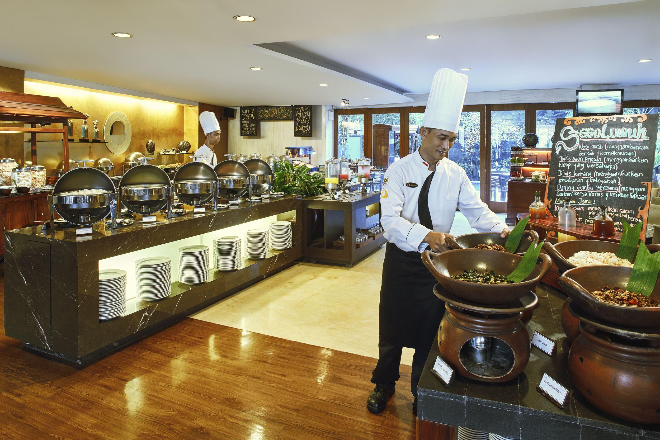 Jambuluwuk Malioboro Hotel Jogjakarta Buitenkant foto A buffet at a hotel