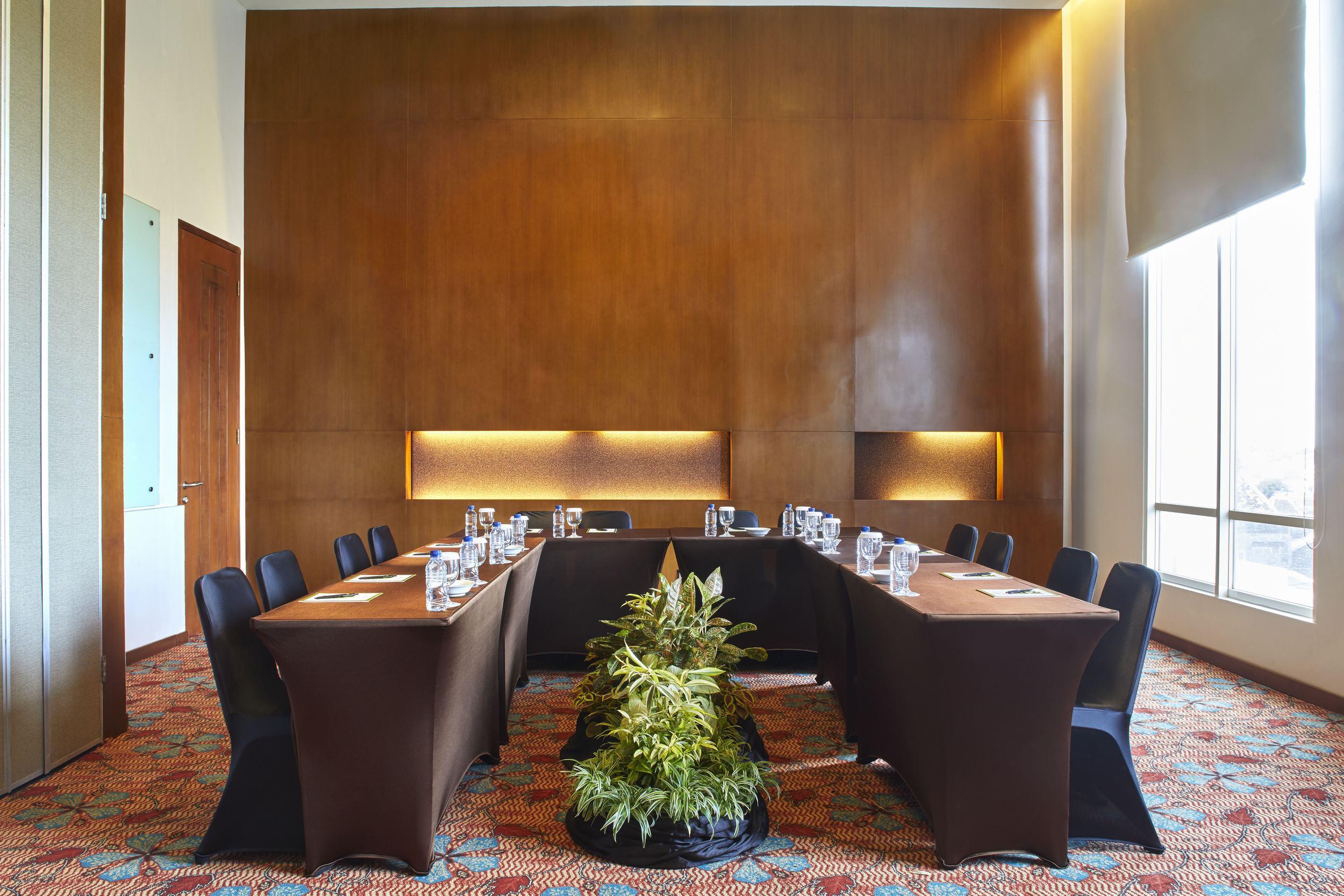 Jambuluwuk Malioboro Hotel Jogjakarta Buitenkant foto Meeting room