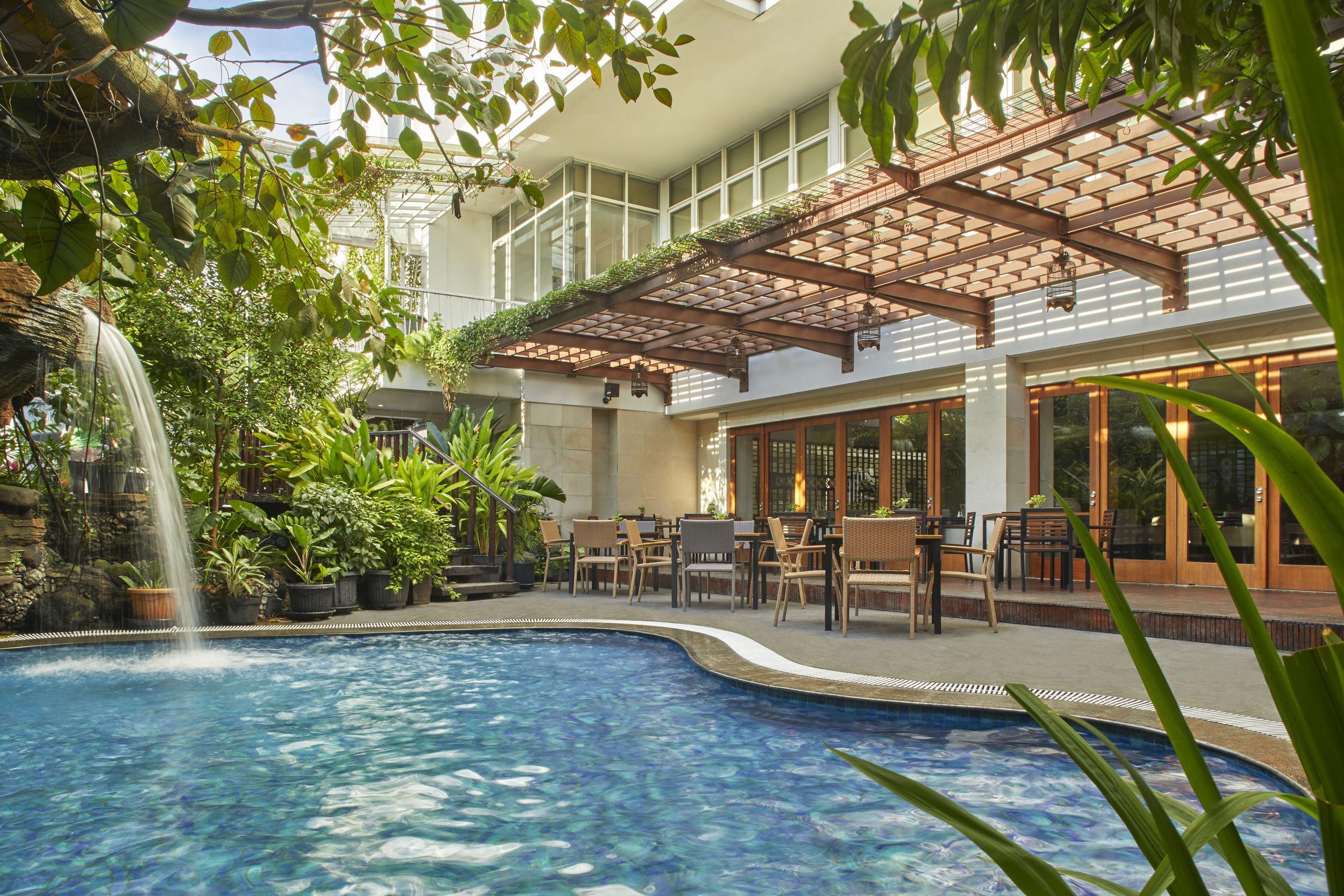 Jambuluwuk Malioboro Hotel Jogjakarta Buitenkant foto The pool at the hotel