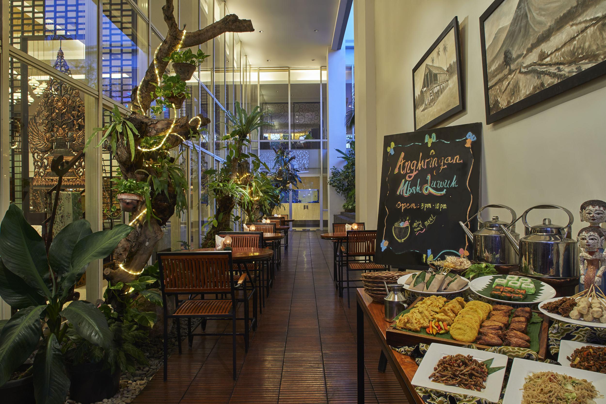 Jambuluwuk Malioboro Hotel Jogjakarta Buitenkant foto Restaurant in Hanoi