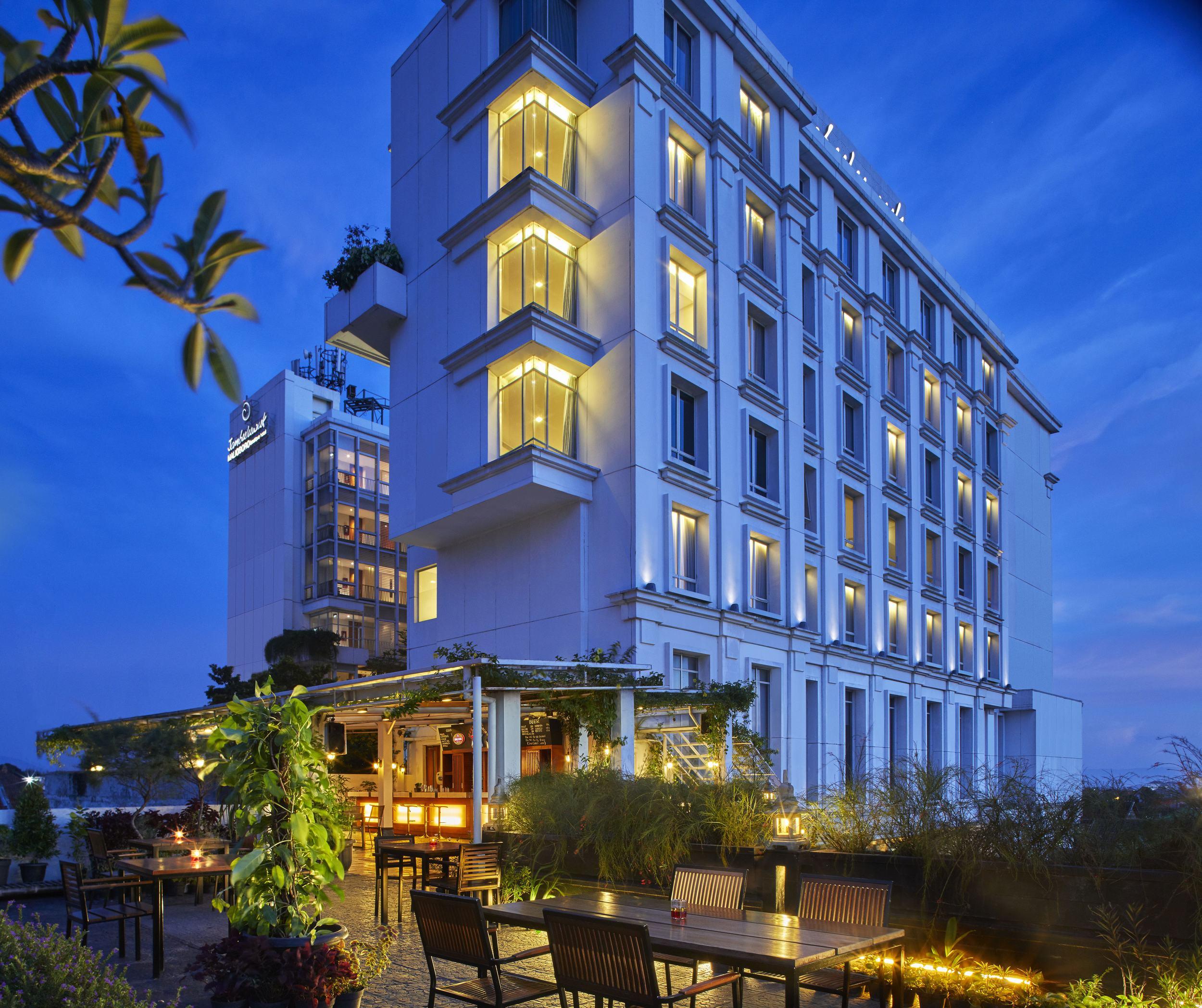 Jambuluwuk Malioboro Hotel Jogjakarta Buitenkant foto The hotel at night