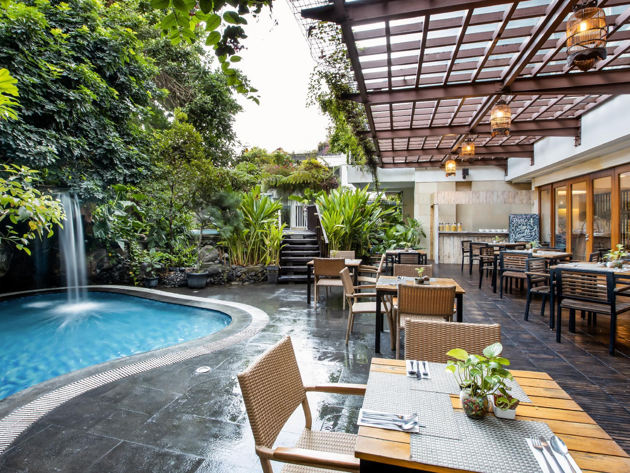 Jambuluwuk Malioboro Hotel Jogjakarta Buitenkant foto The Garden Grill