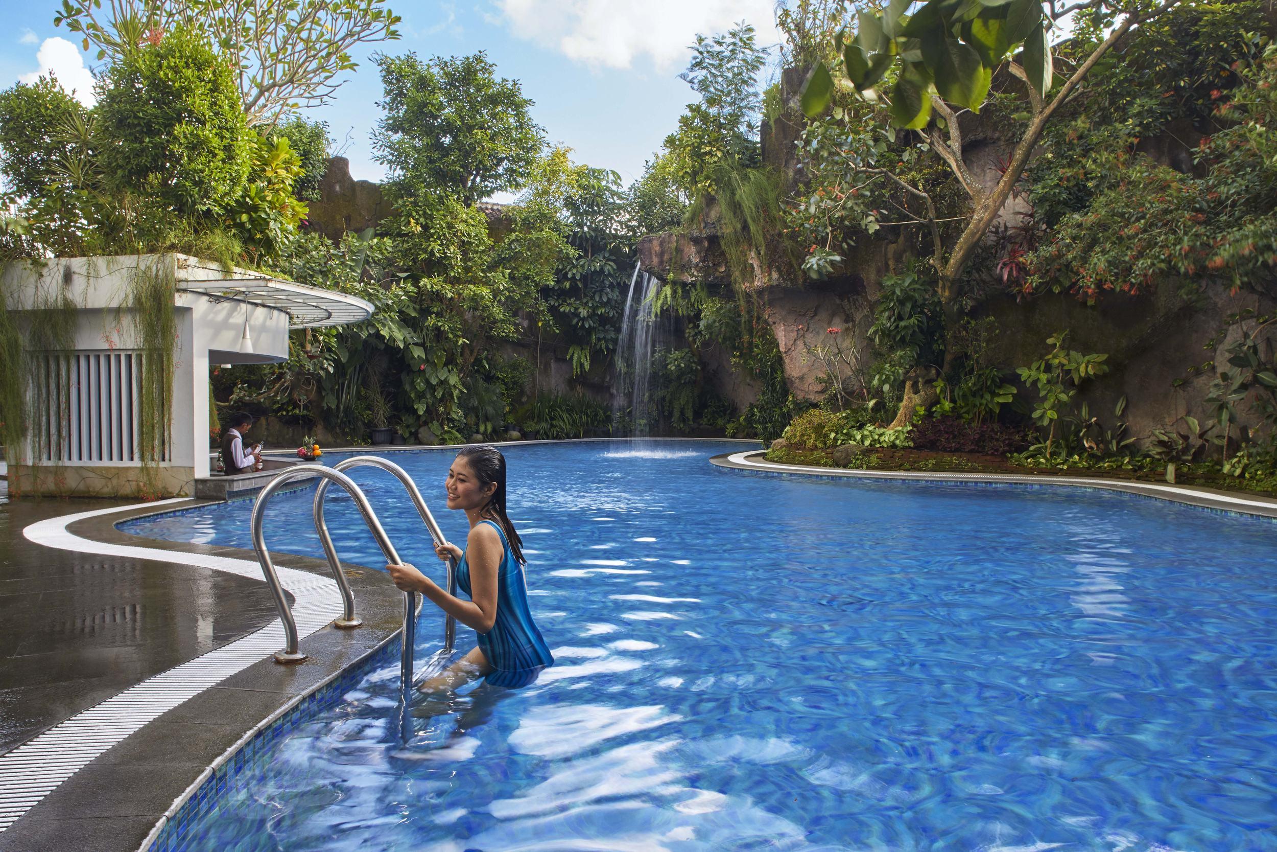 Jambuluwuk Malioboro Hotel Jogjakarta Buitenkant foto The swimming pool at the resort