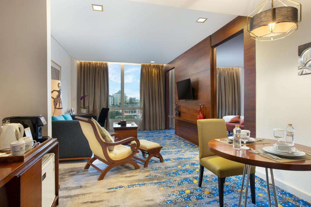 Jambuluwuk Malioboro Hotel Jogjakarta Buitenkant foto Suite
