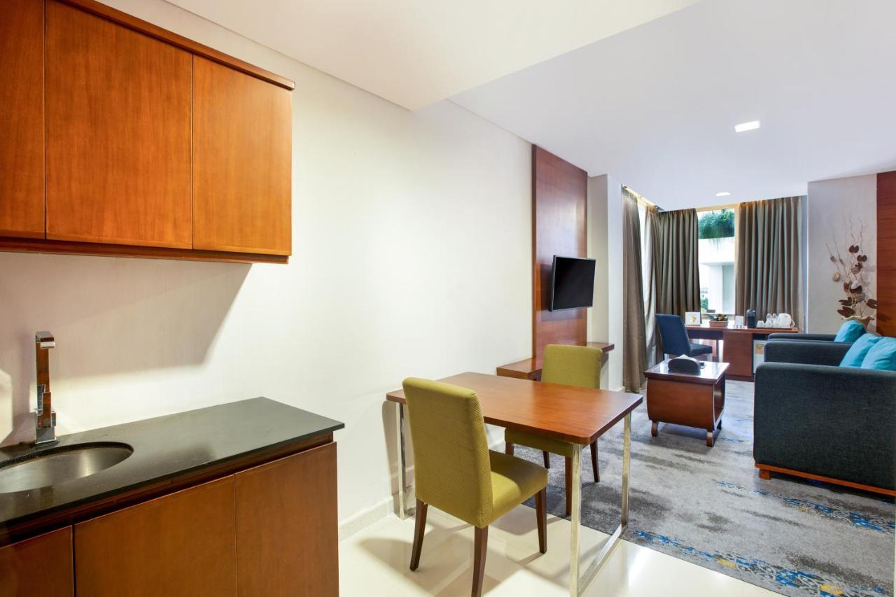 Jambuluwuk Malioboro Hotel Jogjakarta Buitenkant foto A typical apartment at the hotel