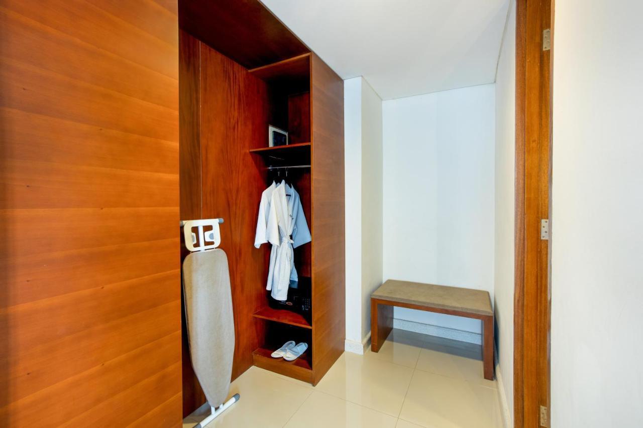 Jambuluwuk Malioboro Hotel Jogjakarta Buitenkant foto A wardrobe
