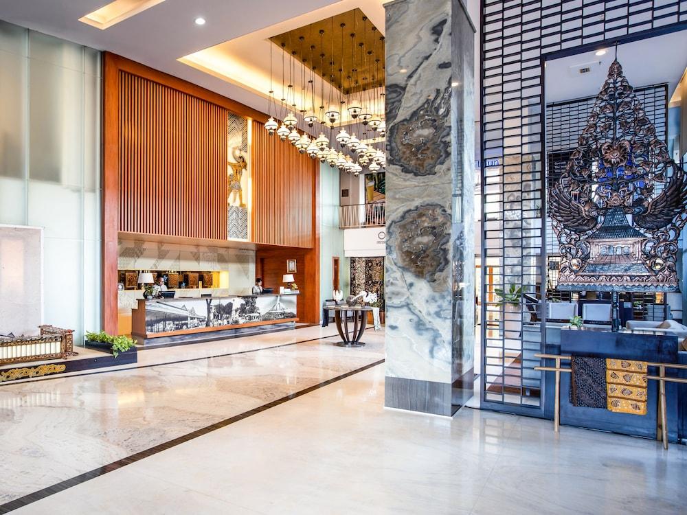 Jambuluwuk Malioboro Hotel Jogjakarta Buitenkant foto The lobby of the hotel