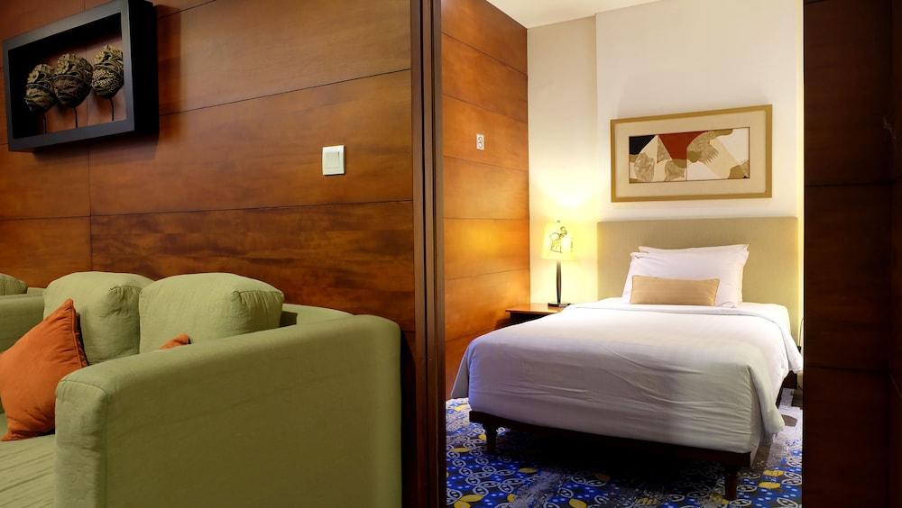 Jambuluwuk Malioboro Hotel Jogjakarta Buitenkant foto A room at the hotel