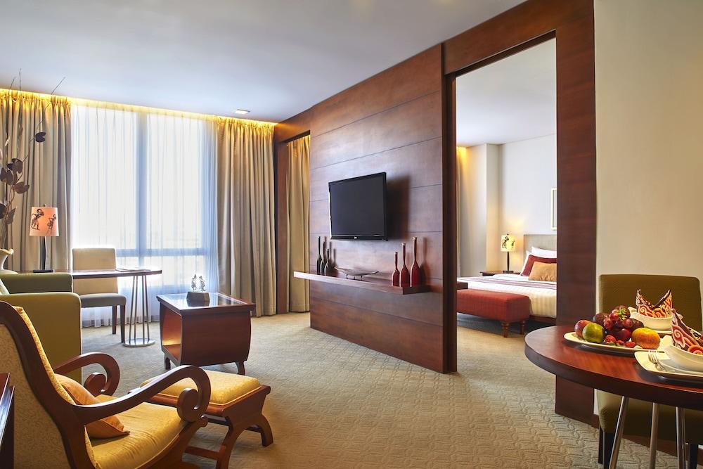 Jambuluwuk Malioboro Hotel Jogjakarta Buitenkant foto Suite