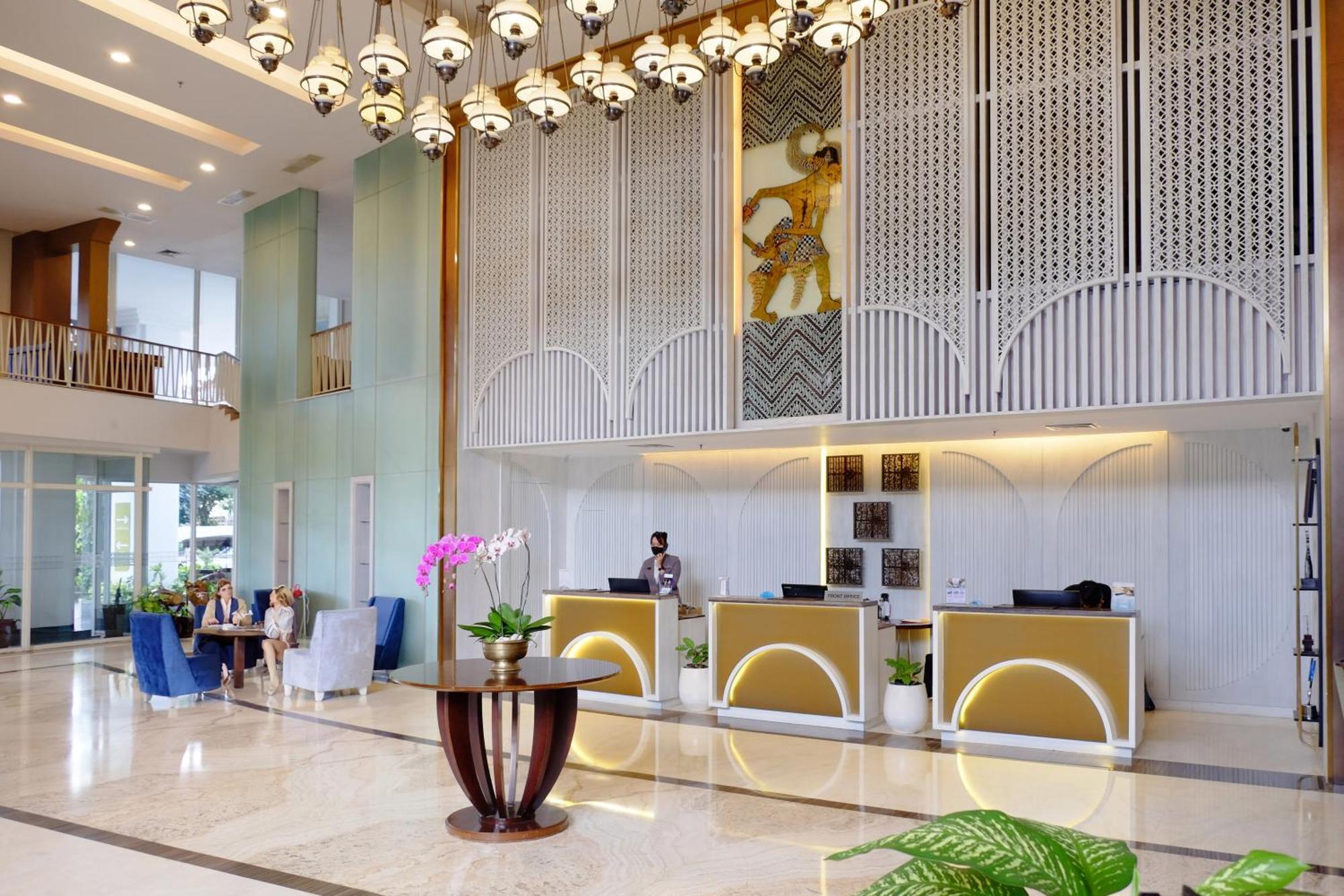 Jambuluwuk Malioboro Hotel Jogjakarta Buitenkant foto Lobby