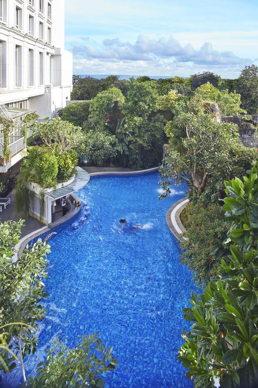 Jambuluwuk Malioboro Hotel Jogjakarta Buitenkant foto The pool at the Shangri-La Hotel, Kuala Lumpur