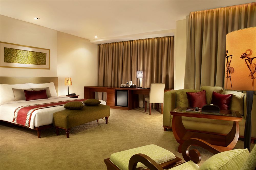 Jambuluwuk Malioboro Hotel Jogjakarta Buitenkant foto A suite at the Taj Bengal