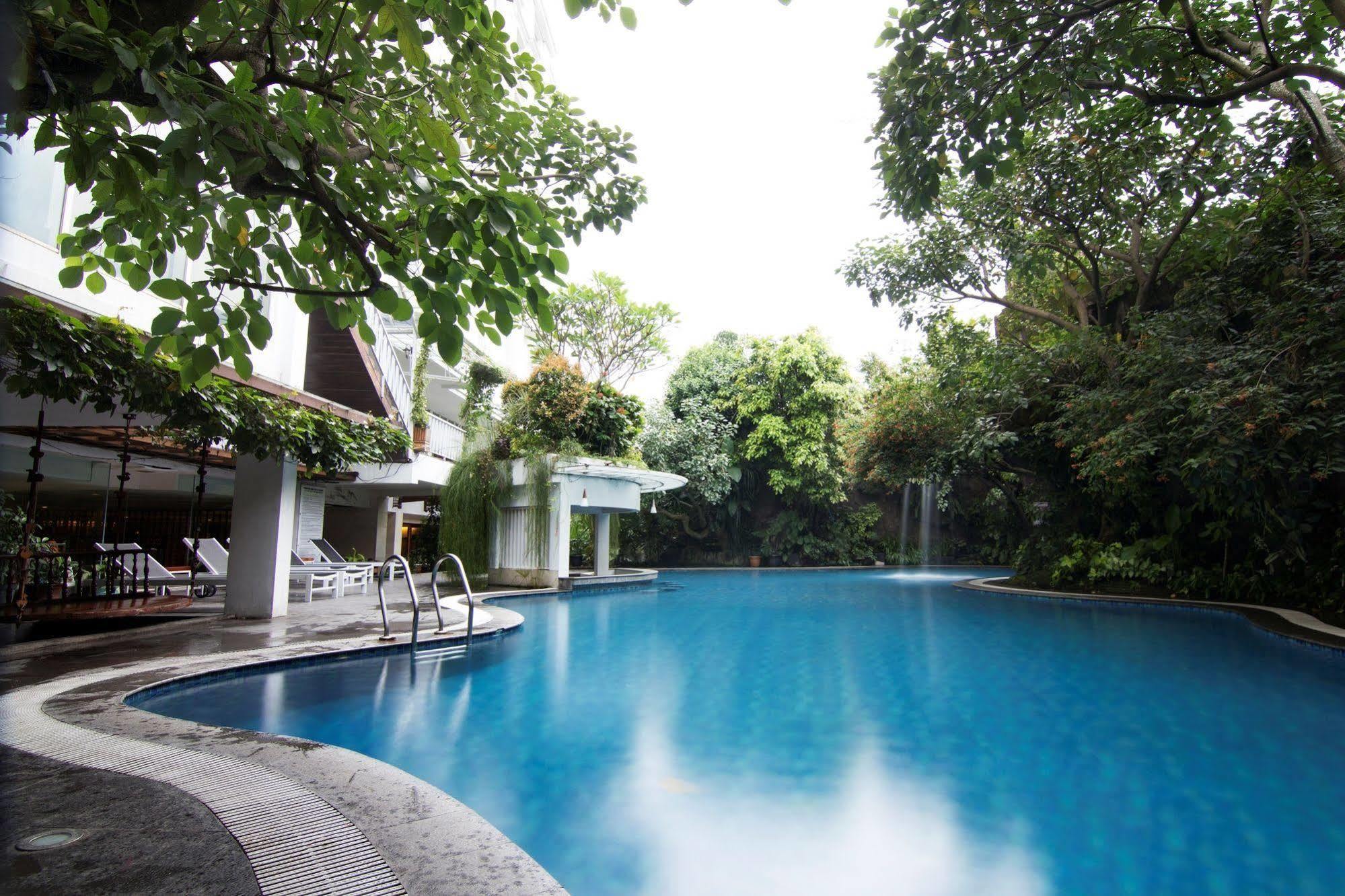 Jambuluwuk Malioboro Hotel Jogjakarta Buitenkant foto The swimming pool at the hotel