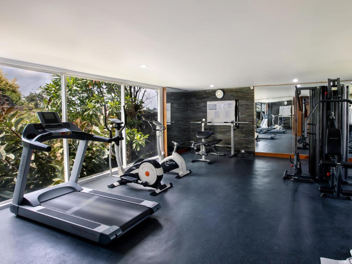 Jambuluwuk Malioboro Hotel Jogjakarta Buitenkant foto The gym at the hotel