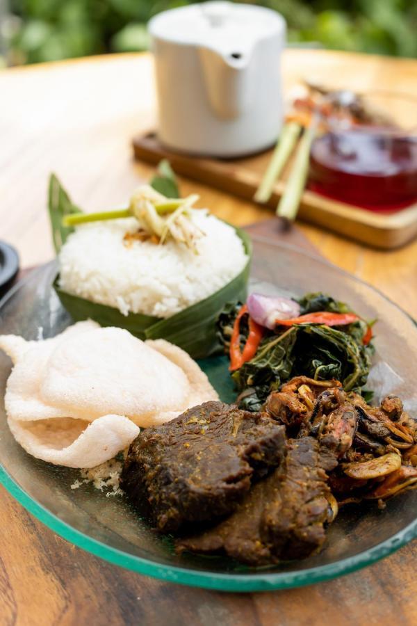 Jambuluwuk Malioboro Hotel Jogjakarta Buitenkant foto Tumpeng, a traditional dish of Indonesia