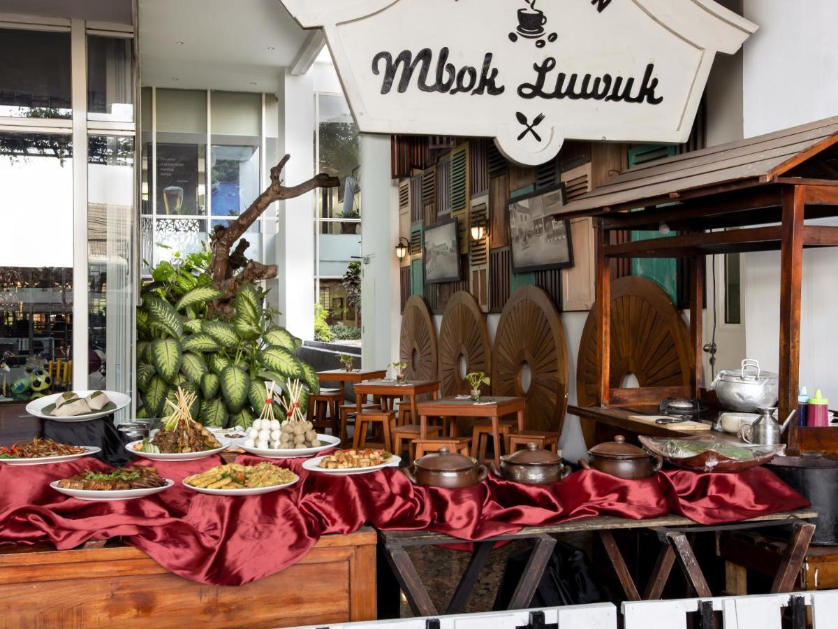 Jambuluwuk Malioboro Hotel Jogjakarta Buitenkant foto A restaurant in Bangkok