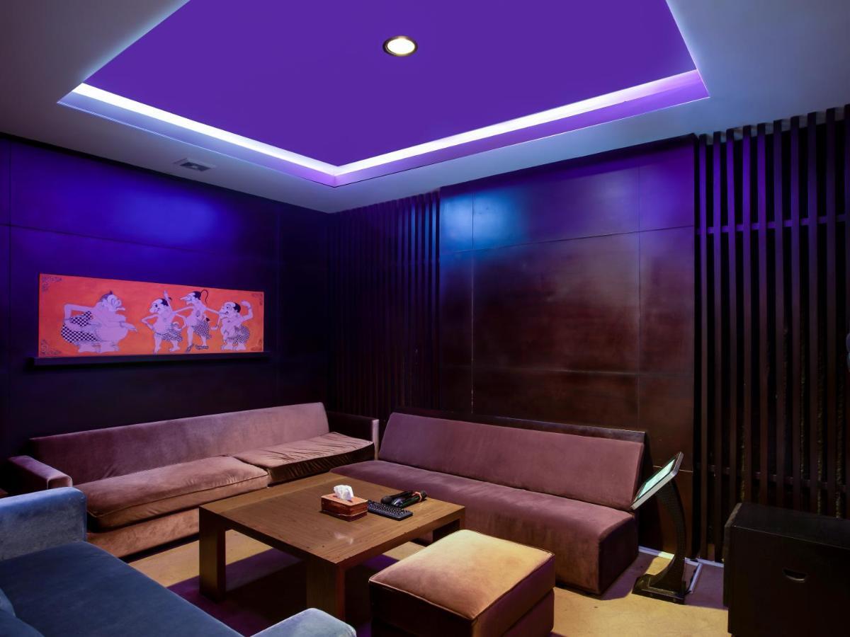 Jambuluwuk Malioboro Hotel Jogjakarta Buitenkant foto A private karaoke box in Japan
